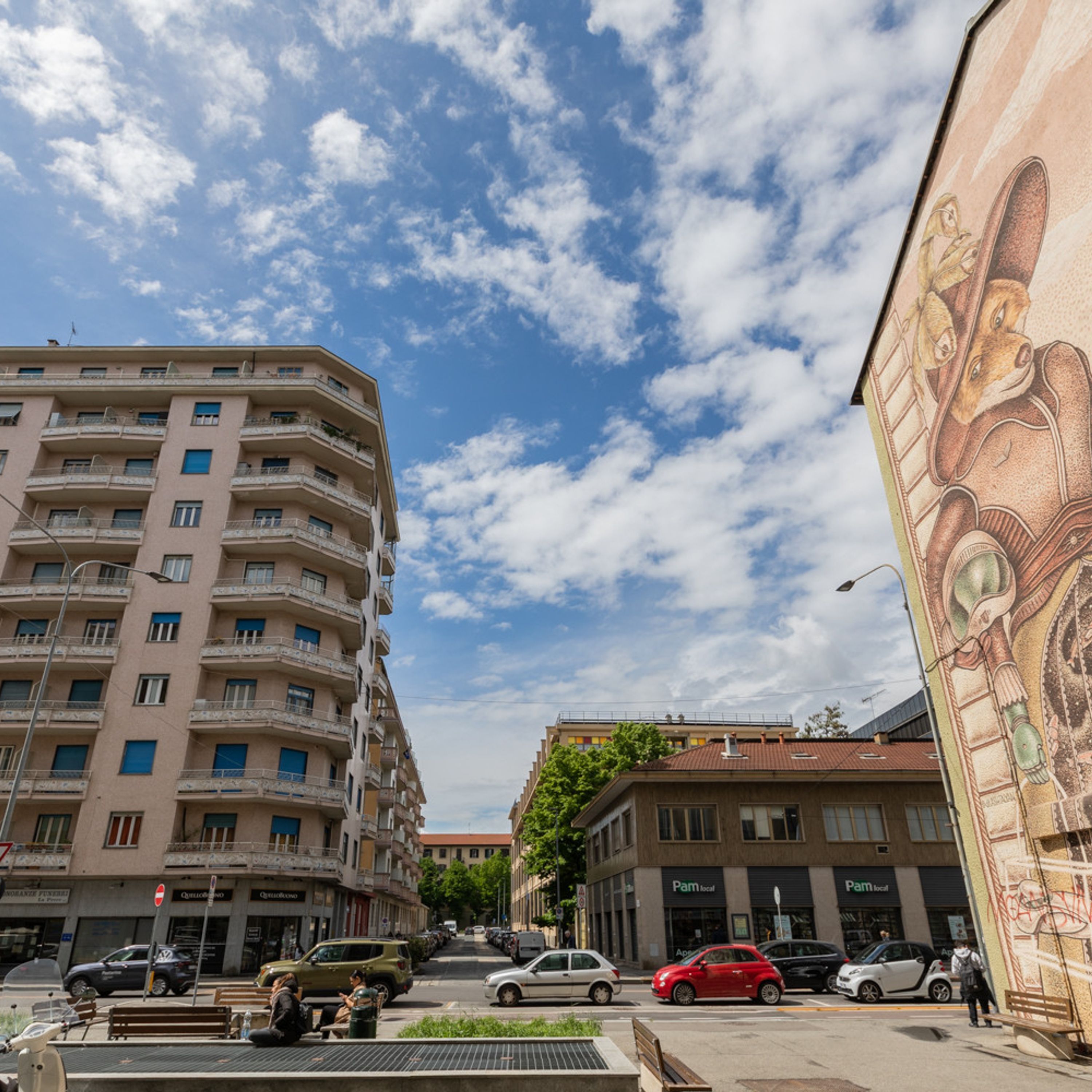 Un immeuble à plusieurs étages, doté de balcons et donnant sur la rue.