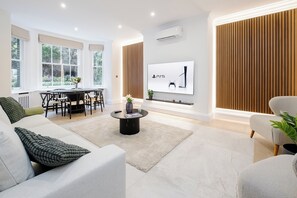 ลักซ์ชัวรี่อพาร์ทเมนท์, 2 ห้องนอน, เครื่องปรับอากาศ | ห้องนั่งเล่น | สมาร์ททีวี 75 นิ้ว พร้อมช่องดิจิตอล