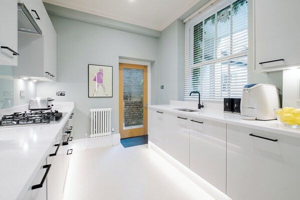 Luxury Apartment, 2 Bedrooms, Air conditioning | Private kitchen | Full-size fridge, microwave, oven, dishwasher