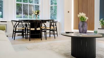 Apartamento de lujo, 2 habitaciones, Aire acondicionado | Zona de estar | Smart TV de 75 pulgadas con canales digitales