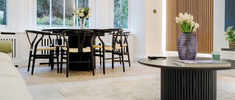 奢華公寓, 2 間臥室, 空調 | 起居區 | 75-吋智慧型電視,提供數位頻道