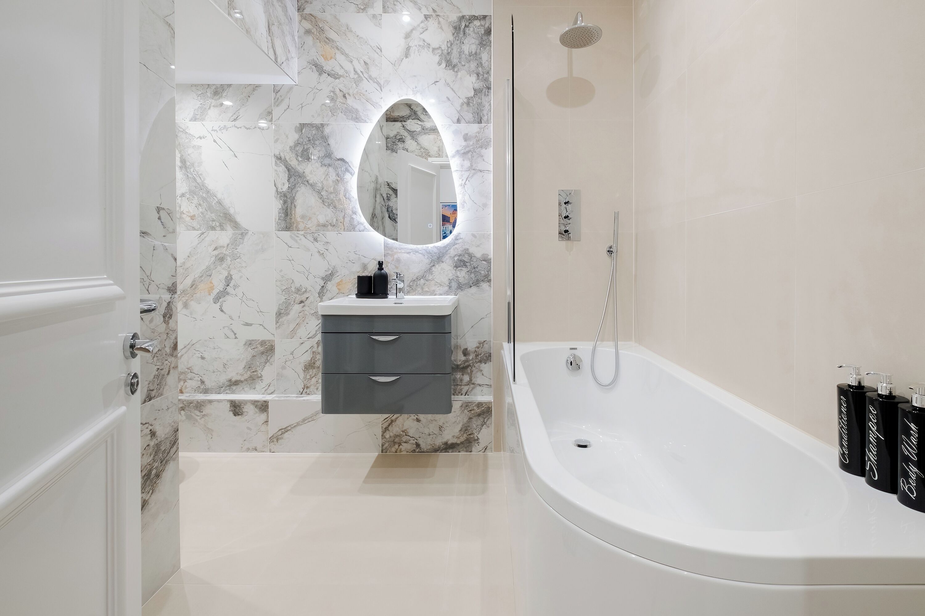Luxe appartement, 2 slaapkamers, airconditioning | Badkamer | Een aparte badkuip en douche, designer toiletartikelen, een haardroger