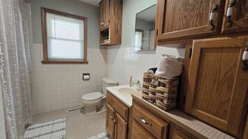 Sèche-cheveux, serviettes fournies, savon, shampoing