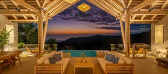 Luxury Jungle Haven ~ Ocean View ~ Infinity Pool!