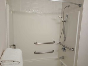 Basic Room | Bathroom - Miriam Hotel (Bismarck)