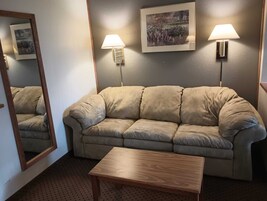 Quarto básico | Ferros/tábuas de passar roupa, Wi-Fi de cortesia, roupa de cama