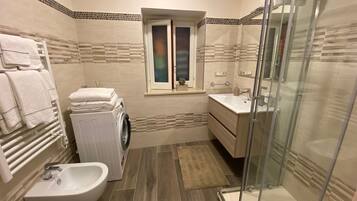 Douche, sĂšche-cheveux, serviettes fournies