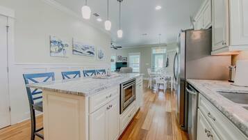 Een koelkast, een magnetron, een oven, een kookplaat