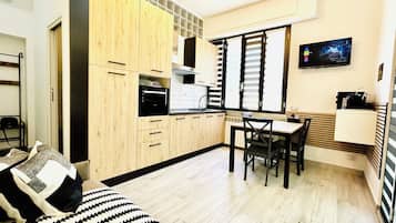 1 camera, una cassaforte in camera, una scrivania, ferro/asse da stiro