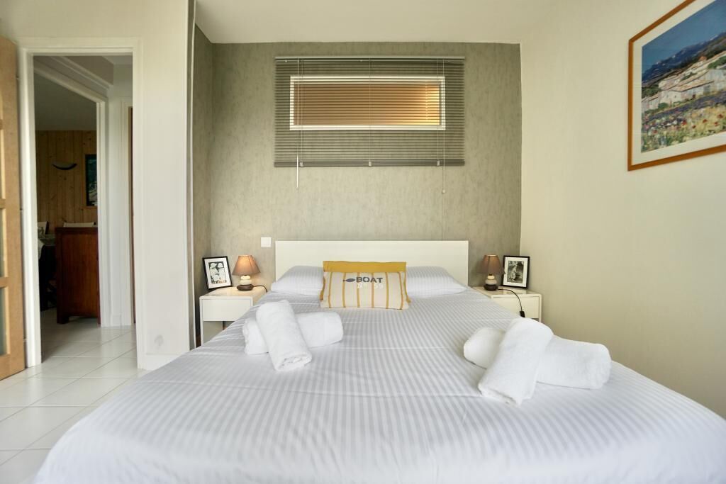 2 bedrooms, iron/ironing board, free WiFi, bed sheets