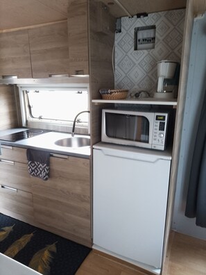 Private kitchen - Eugénie's caravan (Gagnac-sur-Garonne)