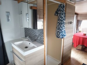 Towels, toilet paper - Eugénie's caravan (Gagnac-sur-Garonne)
