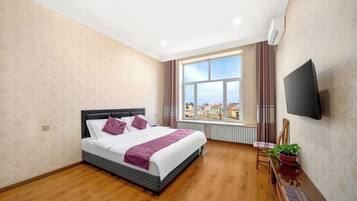 Habitación Confort doble, vistas al patio | Cortinas opacas, wifi gratis, accesible en silla de ruedas