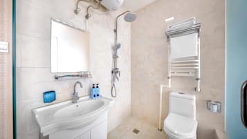 Shower, rainfall showerhead, free toiletries, hair dryer