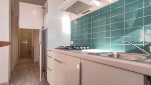 Køleskab, mikrobølgeovn, kogeplade, opvaskemaskine