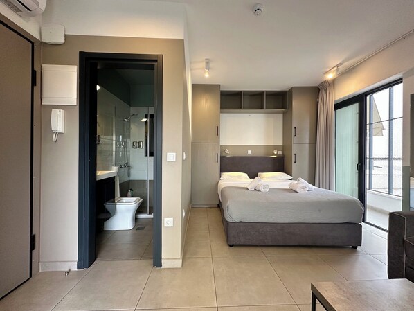 1 bedroom, iron/ironing board, free WiFi, bed sheets - M & M 4 in the city - Jacuzzi Rooftop (XP92+FQ Athens, Greece)