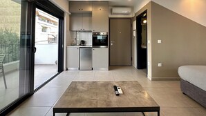 A modern apartment with a kitchenette, a dining area, and a balcony. - M & M 4 in the city - Jacuzzi Rooftop (XP92+FQ Athens, Greece)