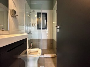 Shower, hair dryer, towels, soap - M & M 4 in the city - Jacuzzi Rooftop (XP92+FQ Athens, Greece)