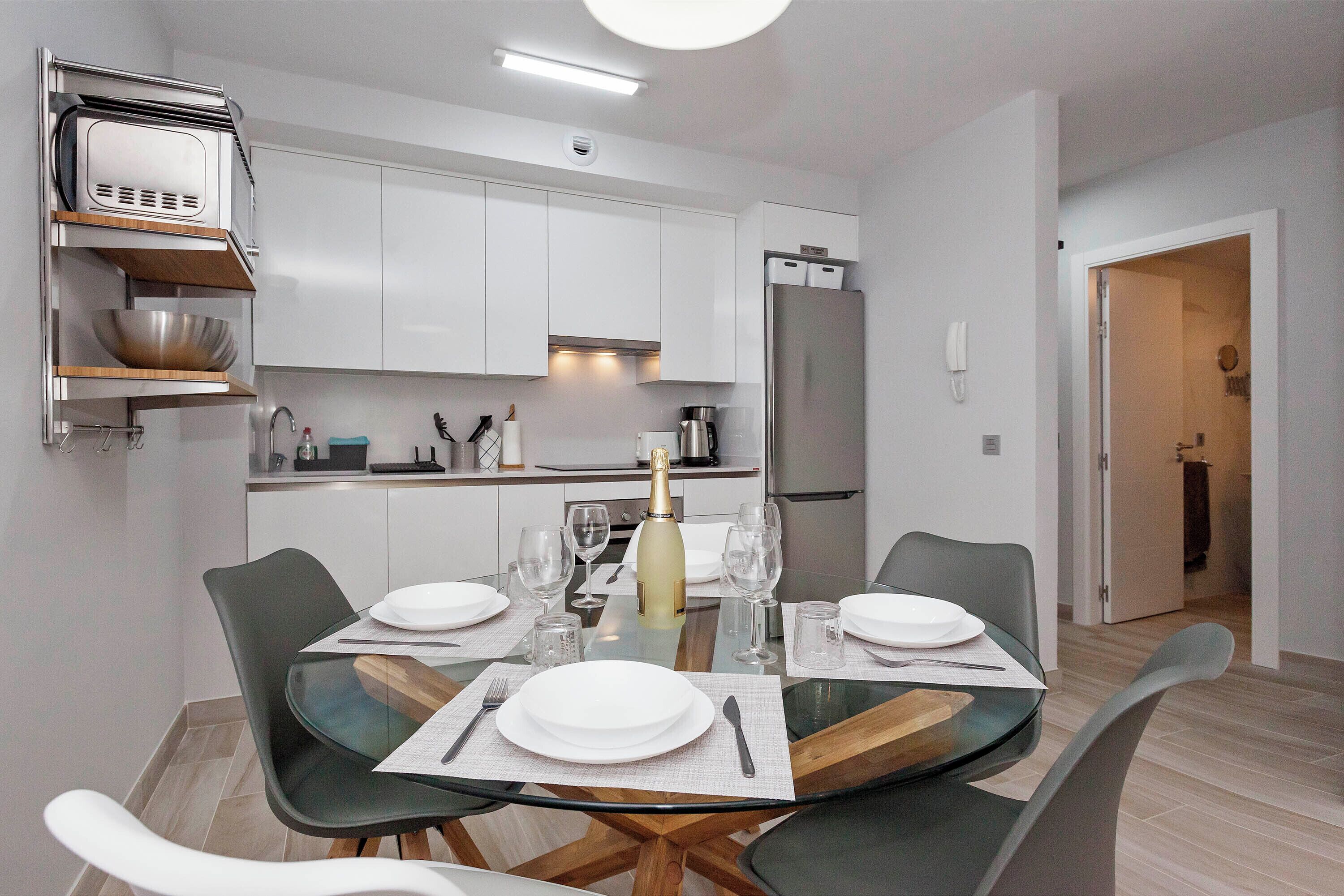 Apartamento Confort | Zona de estar | Televisión LED de 30 pulgadas con canales digitales