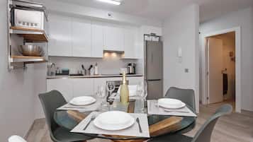 Apartamento Confort | Zona de estar | Televisión LED de 30 pulgadas con canales digitales