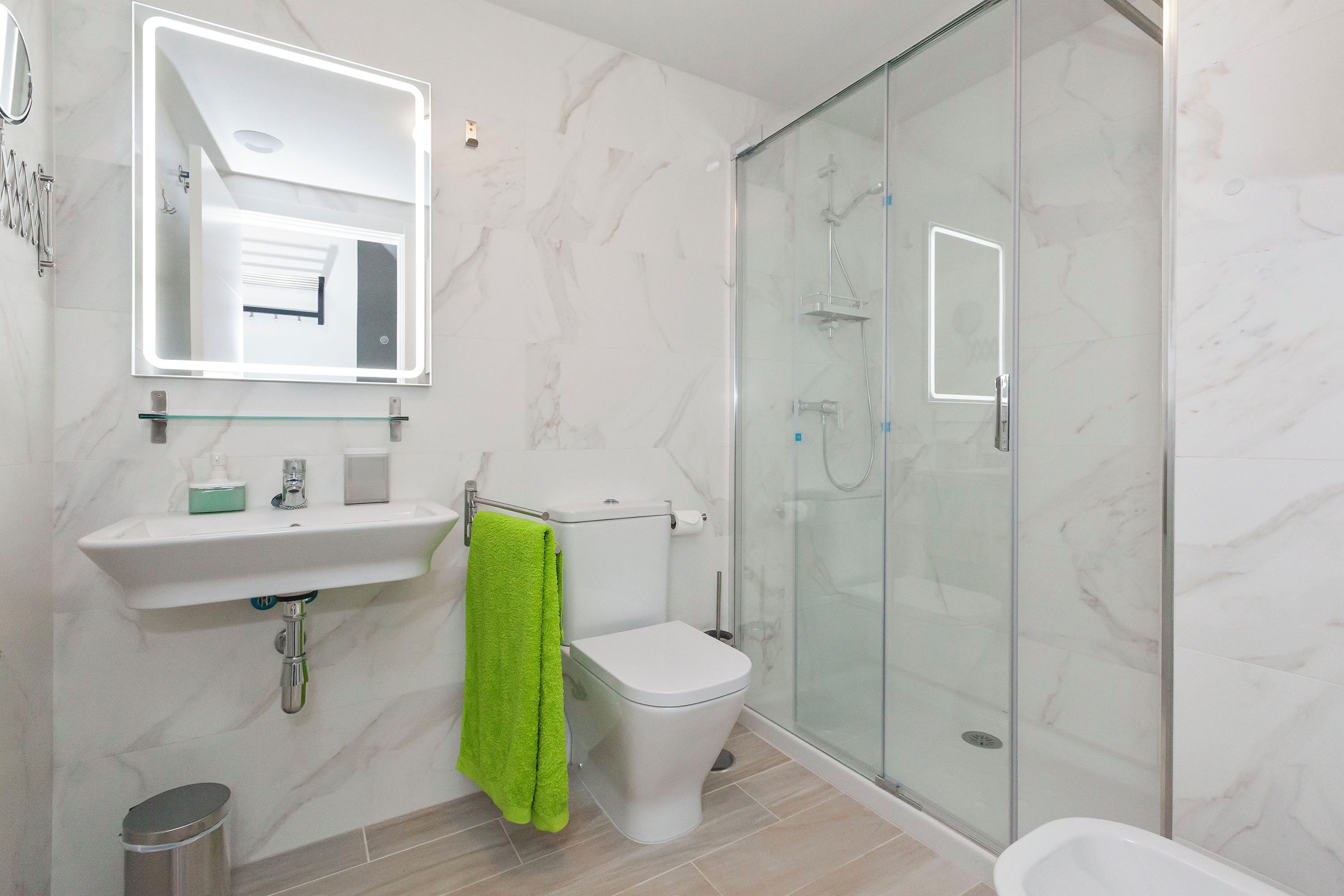 Comfort Apartment | Bathroom | Shower, hair dryer, bidet, towels