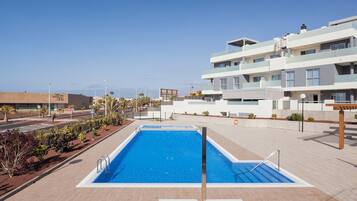 2 outdoor pools