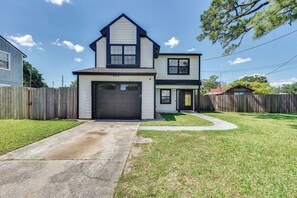Exterior - Walk to Trout River Pier: Modern Home w/ Yard (Jacksonville)