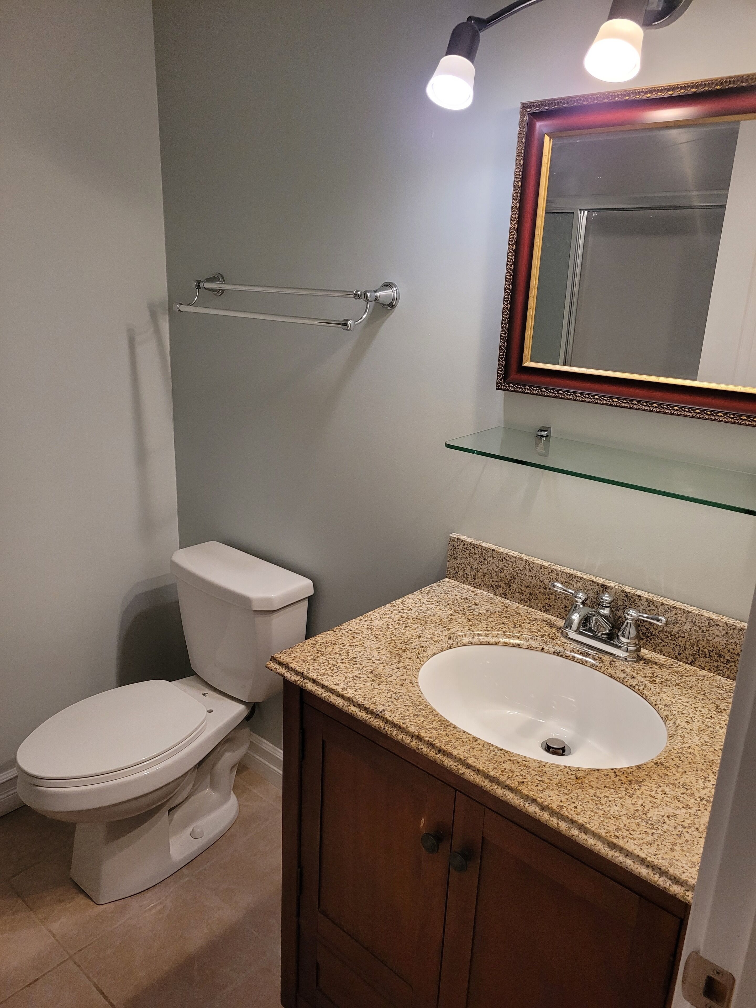 Een douche, handdoeken, zeep, shampoo