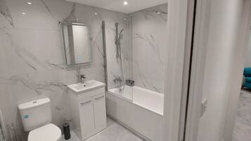 Basic Apartment | Bathroom | Combined shower/tub, hair dryer, towels