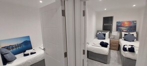 Basic Apartment - Modern 3 Bedrooms Apt. 01 - Camberley (Camberley)