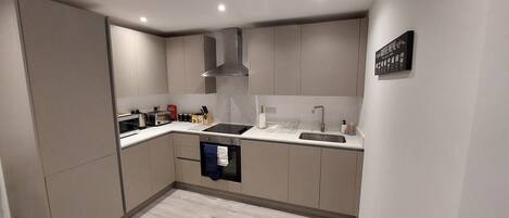 基础公寓 | 私人厨房 | 大冰箱、微波炉、烤箱、炉灶