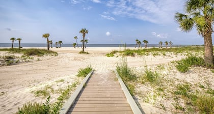 Biloxi Beach Sunrise Spectacular! Steps from the beach and sand!