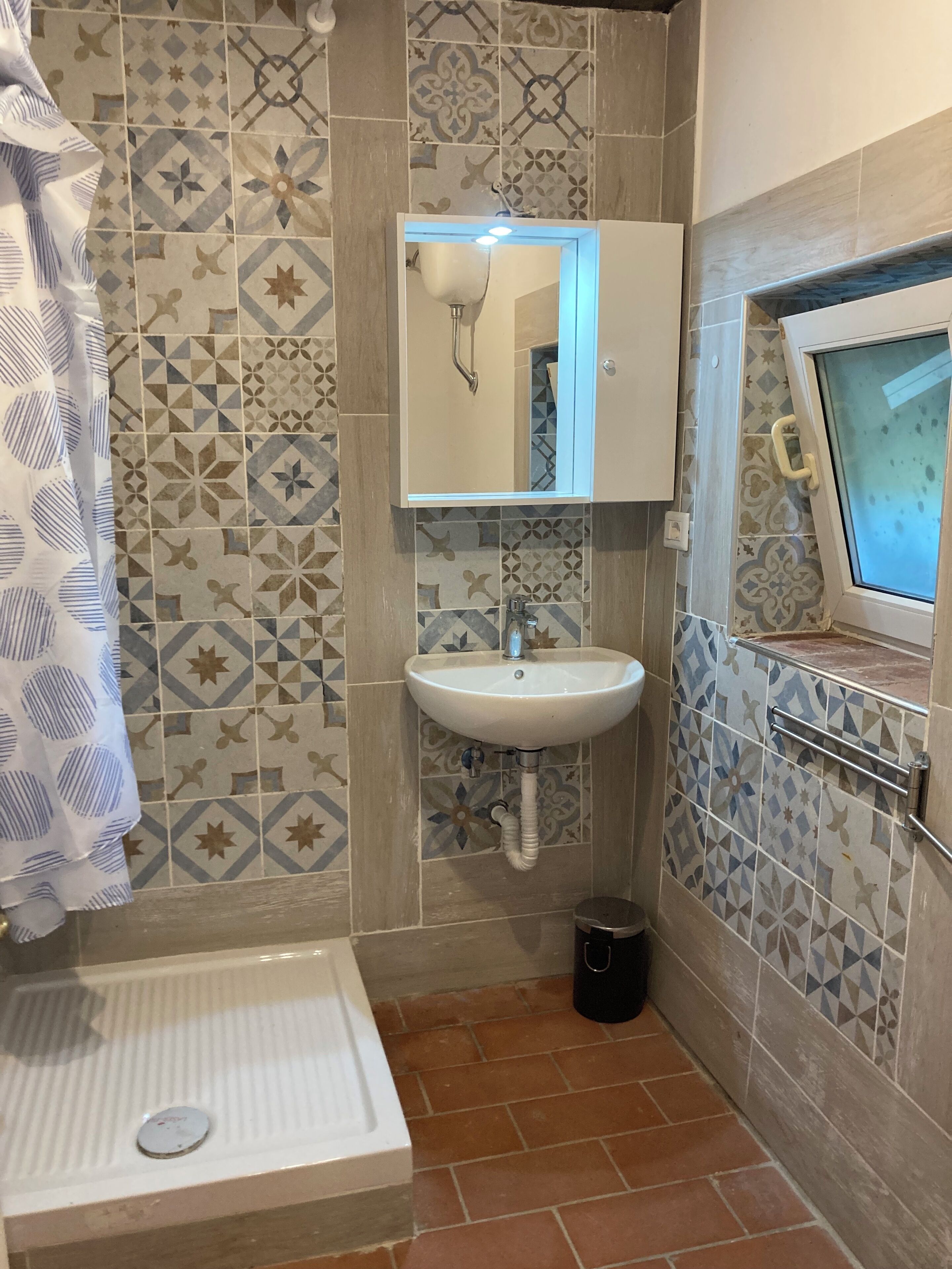 Secador de pelo, toallas, jabón, papel higiénico