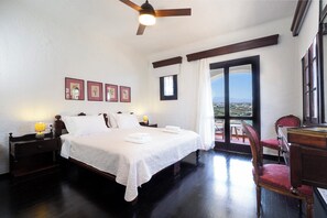 4 slaapkamers, een bureau, een strijkplank/strijkijzer, reisbedje