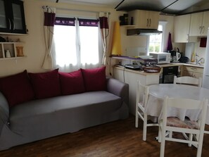 Living area - 2 Bedroom Mobile Home in Ouistreham (Ouistreham)