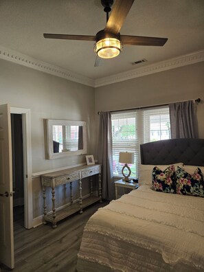 4 makuuhuonetta, silitysrauta/-lauta, ilmainen Wi-Fi, vuodevaatteet