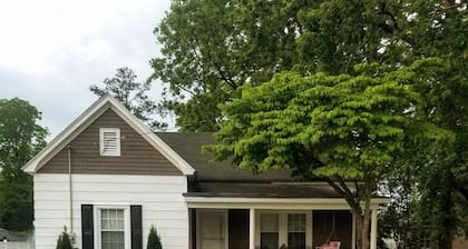 Cozy Southern Home that is close to amenities