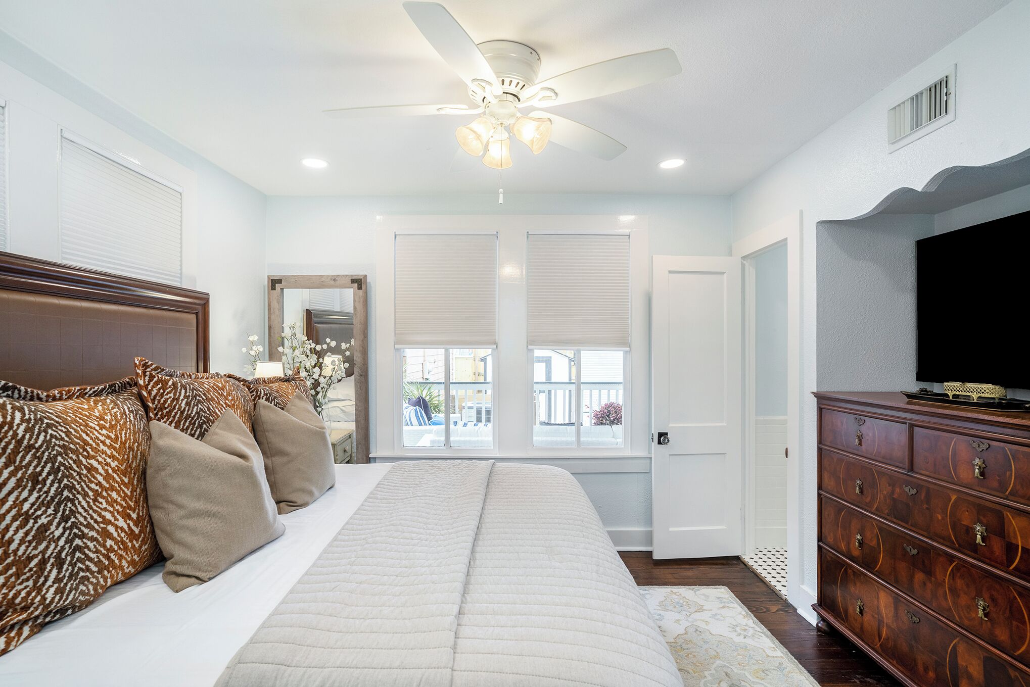 5 chambres, fer et planche à repasser, Wi-Fi, draps fournis