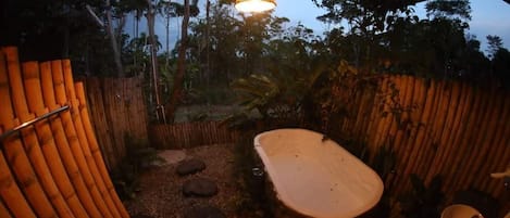 Cabana superluxo, 1 quarto, varanda, vista para o resort | Banheiro | Banheira e chuveiro separados, banheira de hidromassagem