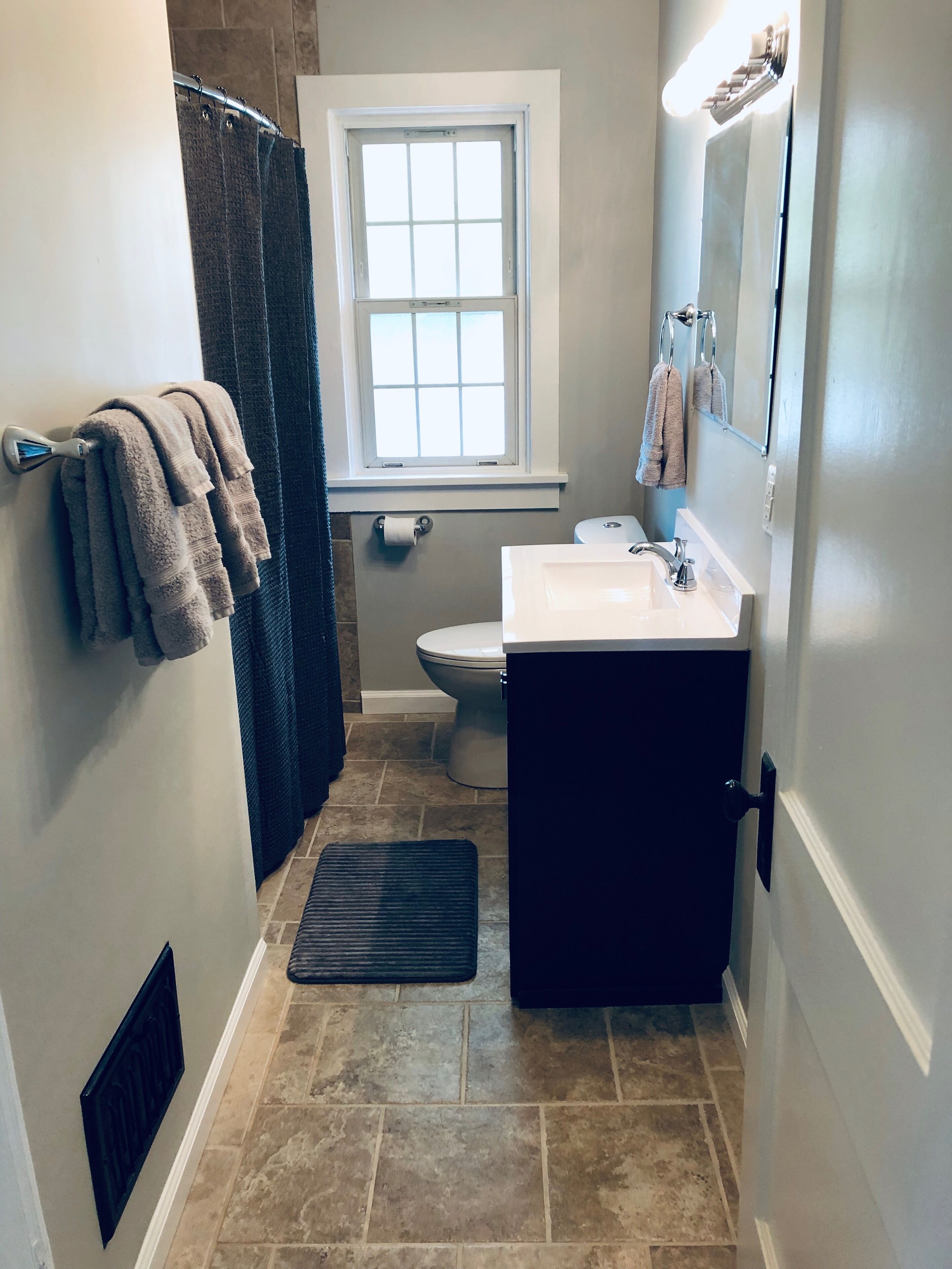 Een douche, een haardroger, handdoeken, zeep