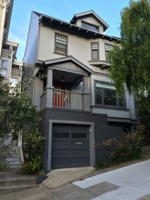 Exterior - Designers home in the center of San Francisco. Walk to Golden Gate Park! (San Francisco)