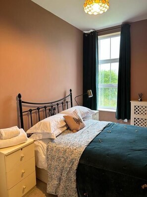 Economy-Doppelzimmer, 1 Doppelbett, Gartenblick | 1 Schlafzimmer, individuell dekoriert, individuell eingerichtet