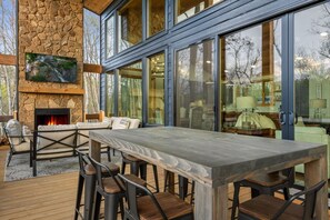 Outdoor dining - Enchanted Ridge Retreat: Family friendly, peaceful property, hot tub, sleeps 10 (Ellijay)