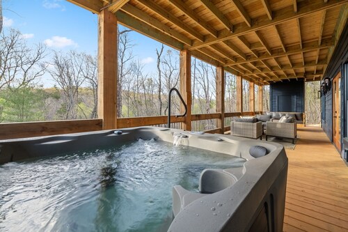 Enchanted Ridge Retreat: Family friendly, peaceful property, hot tub, sleeps 10