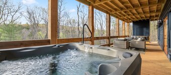 Enchanted Ridge Retreat: Family friendly, peaceful property, hot tub, sleeps 10