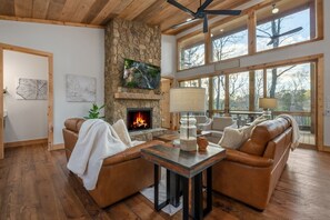 Smart TV, fireplace - Enchanted Ridge Retreat: Family friendly, peaceful property, hot tub, sleeps 10 (Ellijay)