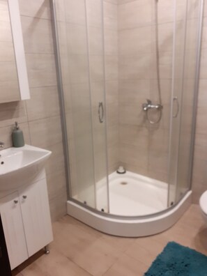 Toallas, jabón, papel de baño 