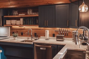 Fridge, microwave, oven, stovetop - Lux Hocking Hills Lodge Indoor Pool Hottub Firepit (McArthur)