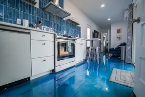 Fridge, microwave, oven, stovetop - Contained In Gruene *River* Hot Tub (New Braunfels)