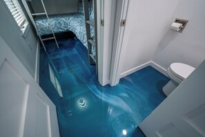 2 bedrooms, WiFi, bed sheets - Contained in Gruene River Theme. 5 minutes to Gruene Hall (New Braunfels)